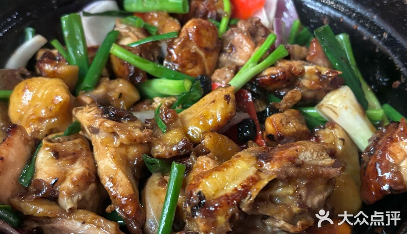 牛肋条浓郁的酱汁包裹着食材，咬下去酱汁充满口腔