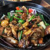 牛肋条浓郁的酱汁包裹着食材，咬下去酱汁充满口腔