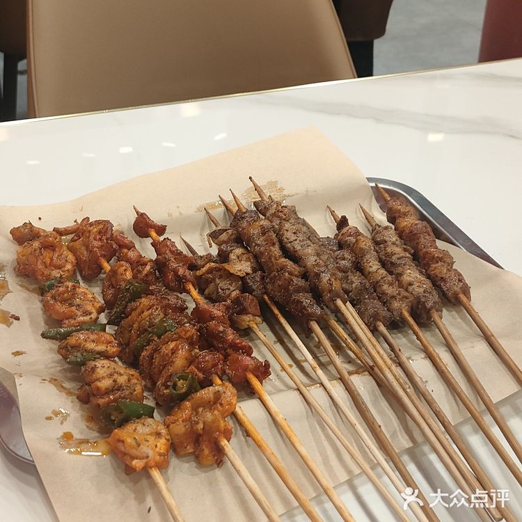 这家烧烤，我能炫三盘！家人们，偶然发现一家超绝的烧烤店
