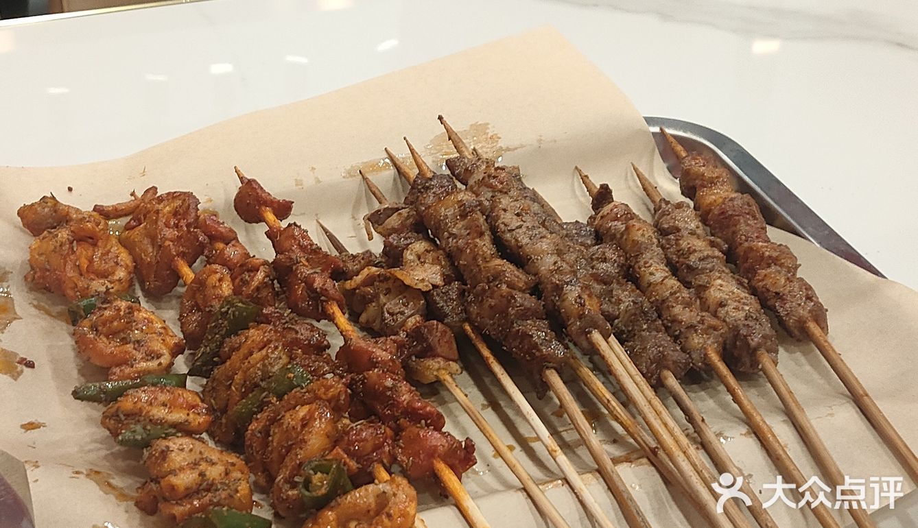 这家烧烤，我能炫三盘！家人们，偶然发现一家超绝的烧烤店