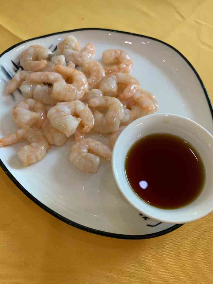 大富贵酒楼(临沂店)-"吃饭时的生意总是超好的,门口的熟食窗口前.