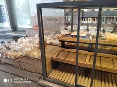 面包甜点陈列柜-顶东面包花园·生日蛋糕(世博店)