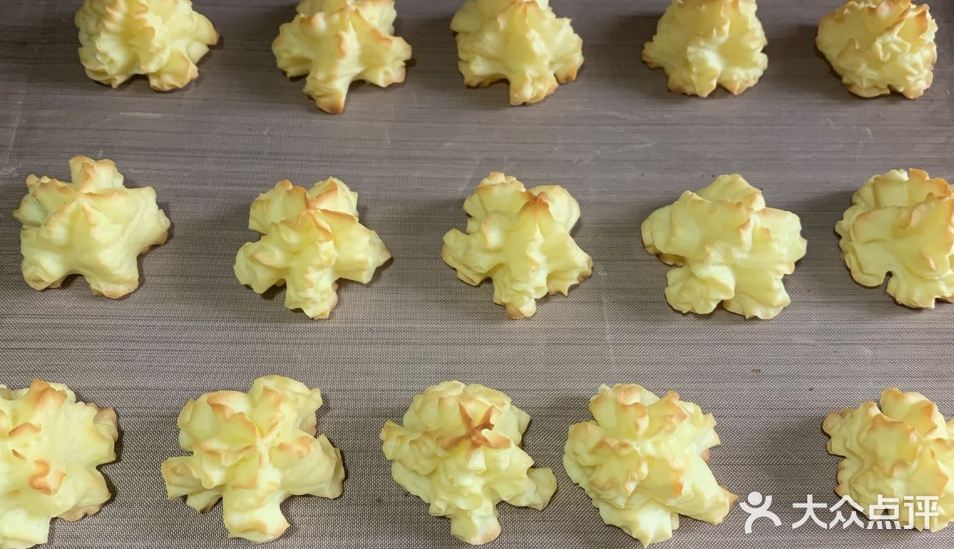 食材:土豆1个 蛋黄1个