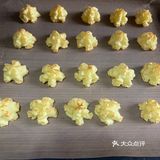 食材:土豆1个 蛋黄1个