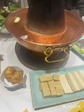 #涮肉火锅 店内环境非常舒适，装修风格简约大气