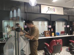 -老男孩男士理容馆·理发·烫染·修面
