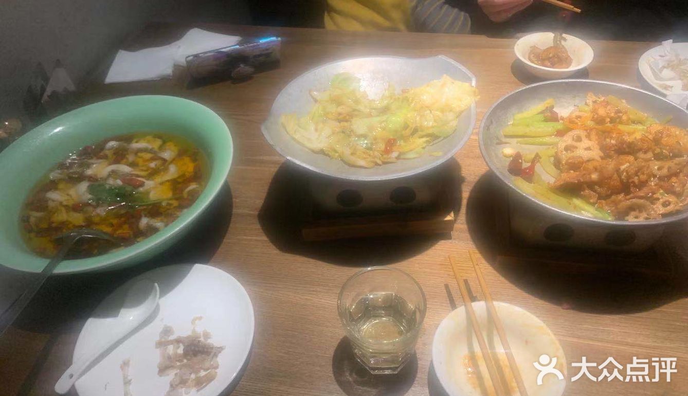 以前胜在性价比，现在没有任何优势了，干锅牛蛙又油量又少