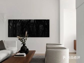 设计师巧妙地创造了简单而巧妙的单色外观,具有周到的细