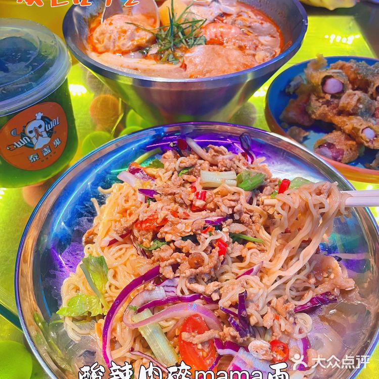 像极了泰国街边的大排档，好吃又不贵