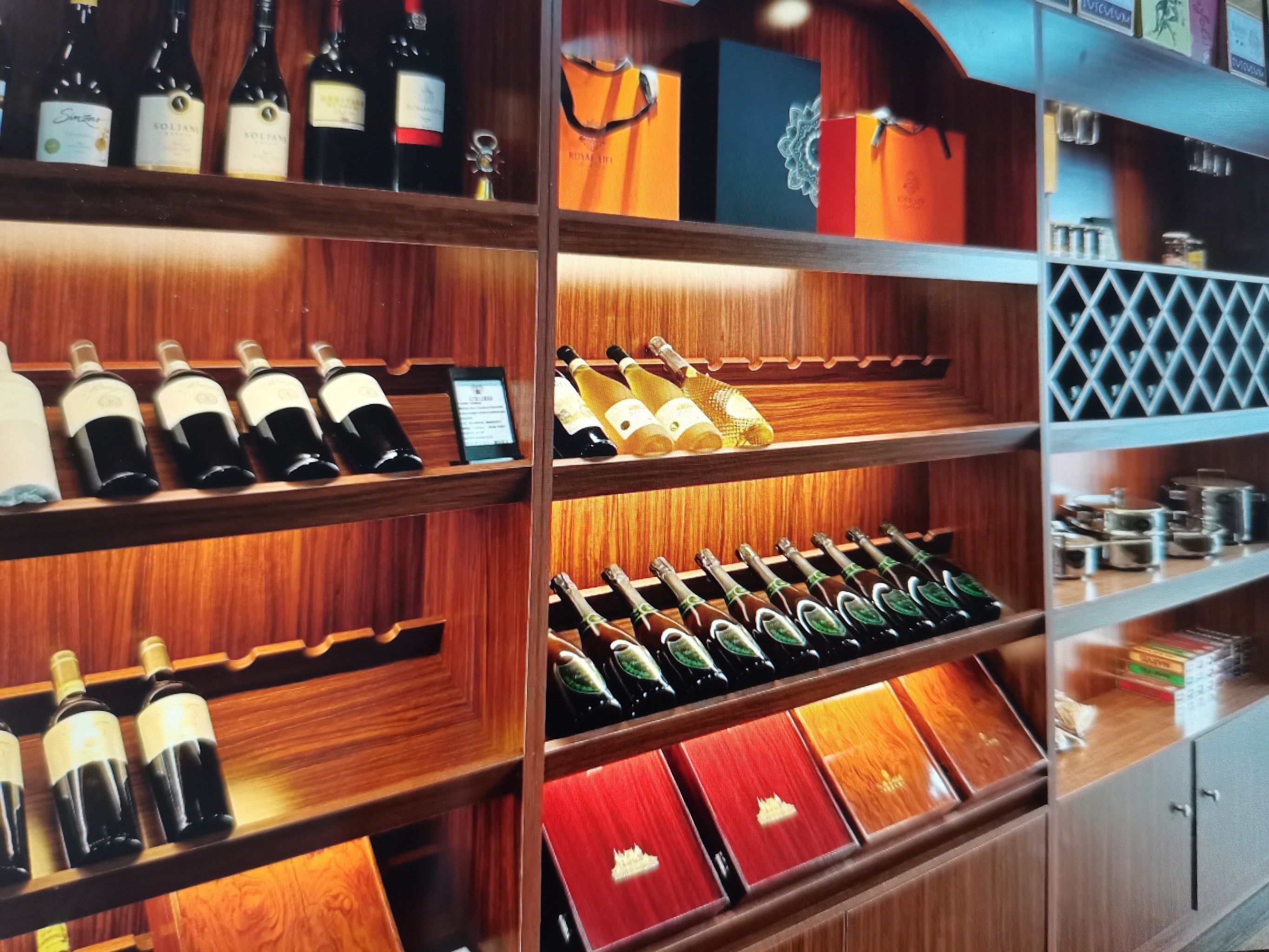 今天今天来到了一家红酒酒馆进去之后店员非常热情的招待了,我们还