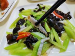 西芹炒沙虫-鑫悦楼煎蟹·16年海鲜大排档