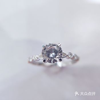 确认过眼神，是戴过一克拉的人