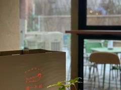 靠窗位-潮一不贰·法式甜品·生日蛋糕·西式简餐(外滩店)