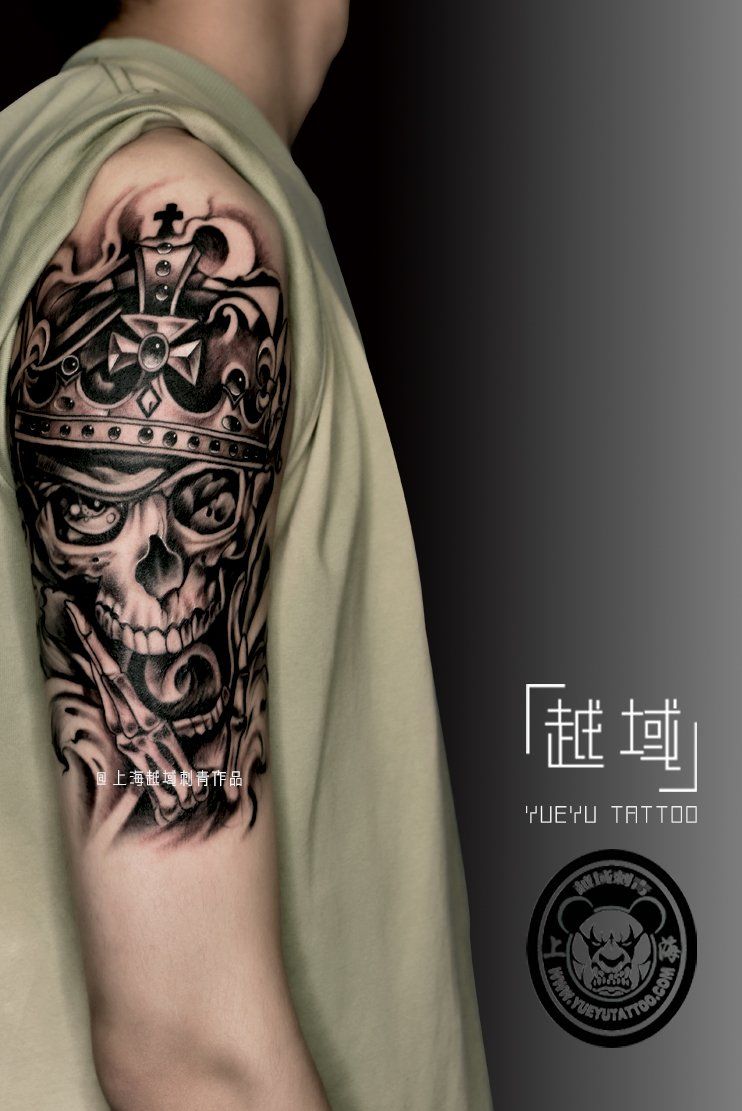手臂黑灰骷髅皇冠纹身