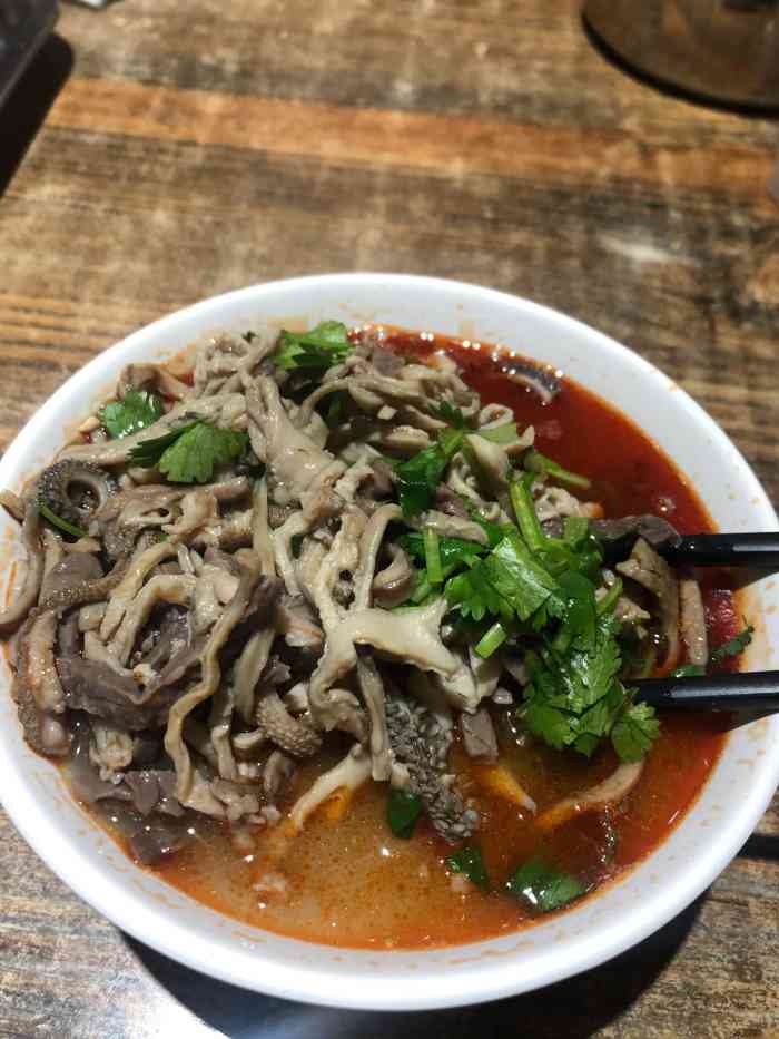 到达贝尔杂碎馆的时候已经快到13点进门收银台直接告知只有羊杂碎了