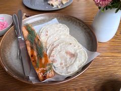 烟熏三文鱼配烤饺子皮和芥末籽酱-BOR Eatery(安福路店)