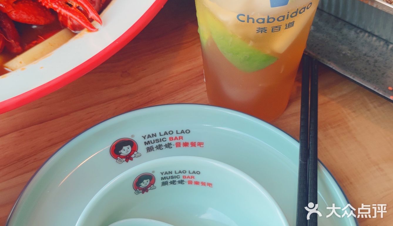 整体店铺也太大了叭哈哈哈 全场坐满的那种氛围感很绝