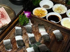 -围炉肉舍•炭烤活鳗•丹东海鲜烤肉(步行街店)