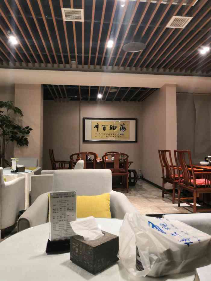 在丽都世家a区东门,二楼上去就是,左边是茶楼,右边是健身的.