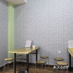 一群老板桌子下有人口_简笔画桌子上面有什么(3)
