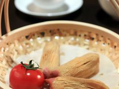 经验功不可抹，那面包的口感也令我印象深刻。所以在探店前看到这道点心的相关介绍，就已经决定非点不可！-广州文华东方酒店·江-由辉师傅主理