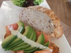 牛油果三文鱼配杂粮面包-The Hub Coffee Roaster @ OUG
