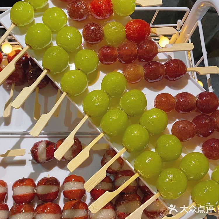 玉林夜市mini冰糖葫芦🍡来啦！一口一个超过瘾！