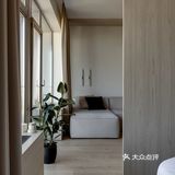 进入室内，玄关的设计比较简单 换鞋凳、鞋柜靠角落摆放