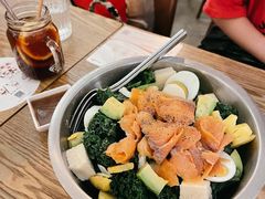 牛油果烟熏三文鱼沙拉-来龙里 精致 东南亚餐室(万象城店)