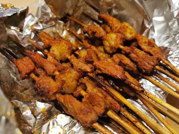打分 打包吃的羊肉串!超级棒呀!肉都很大一块～  素菜和面筋也很好吃!