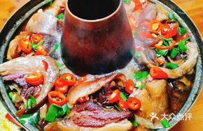 Earthen Pig's Hoof Hot Pot