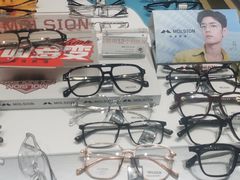 -美式眼镜·授权蔡司.依视路.尼康.豪雅.明月(人民广场店)