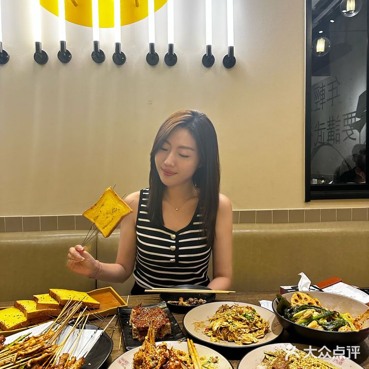 下班后三五好友喝酒吃肉🍻