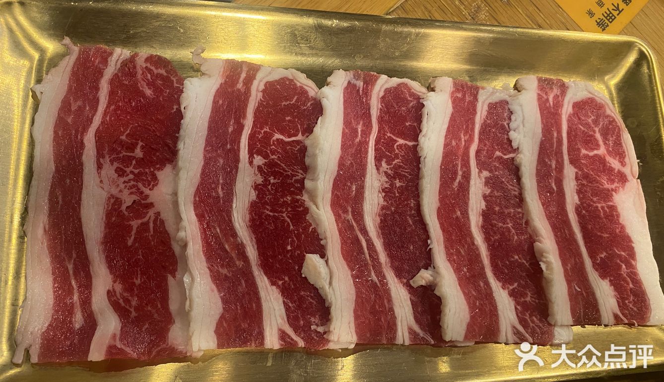 品尝烤肉美味