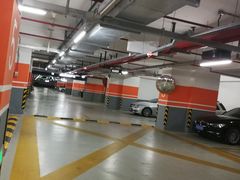 -绿地缤纷城-停车场