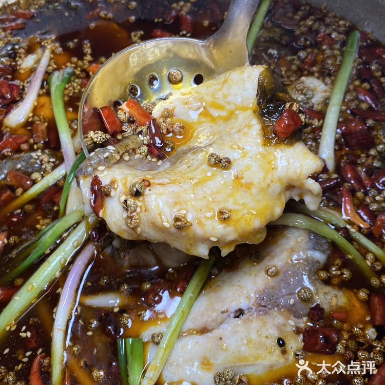 南岸茶园这家市井环境的美蛙鱼名气很大