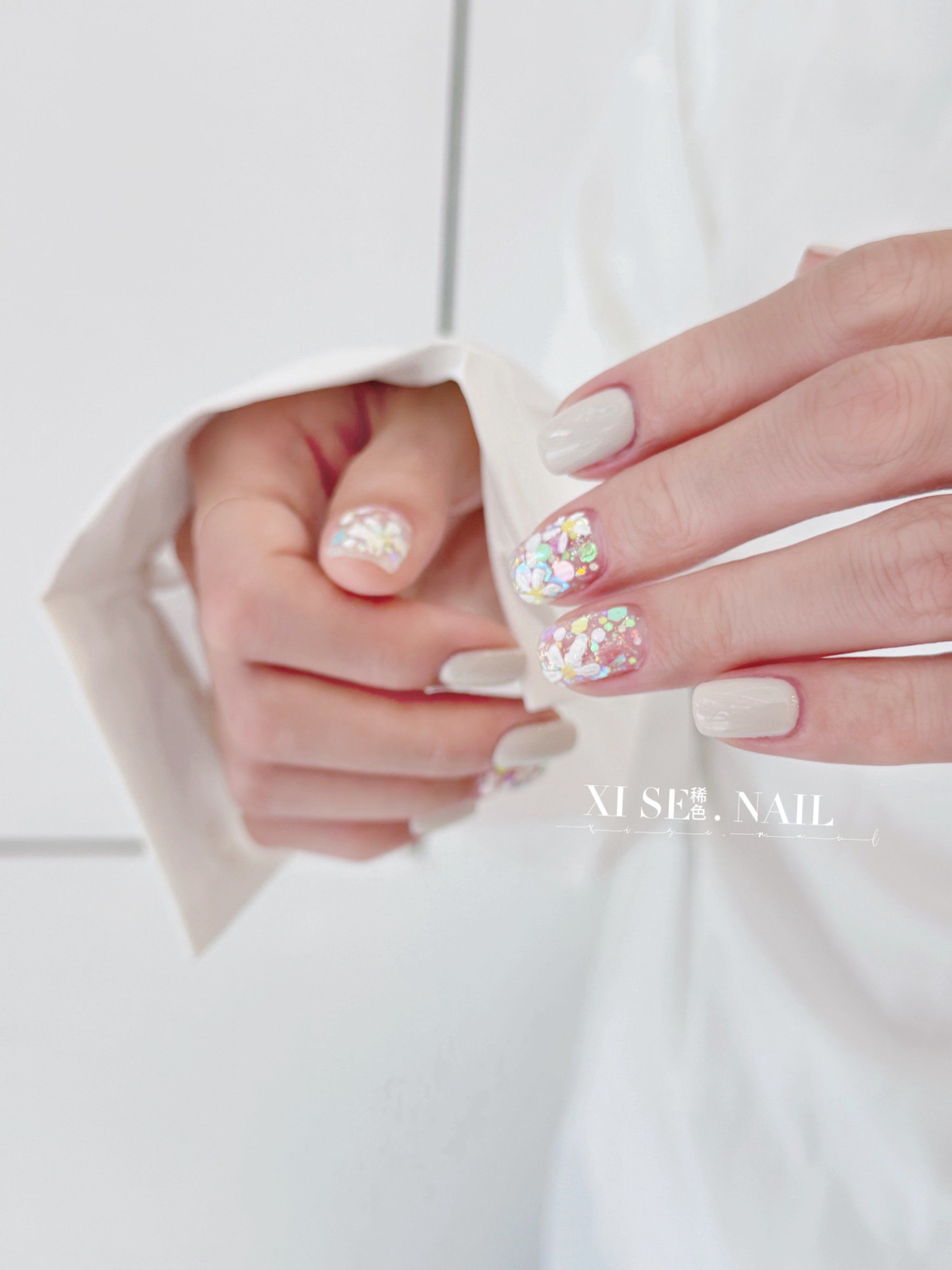 春日油画风小雏菊美甲
开在春天里的小雏菊
春天还是得有春天的