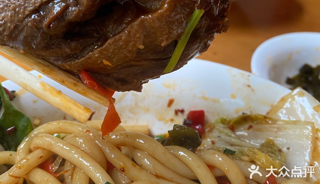 比起更出名的鸭子粉我还是喜欢肉丝的码子，最经典！