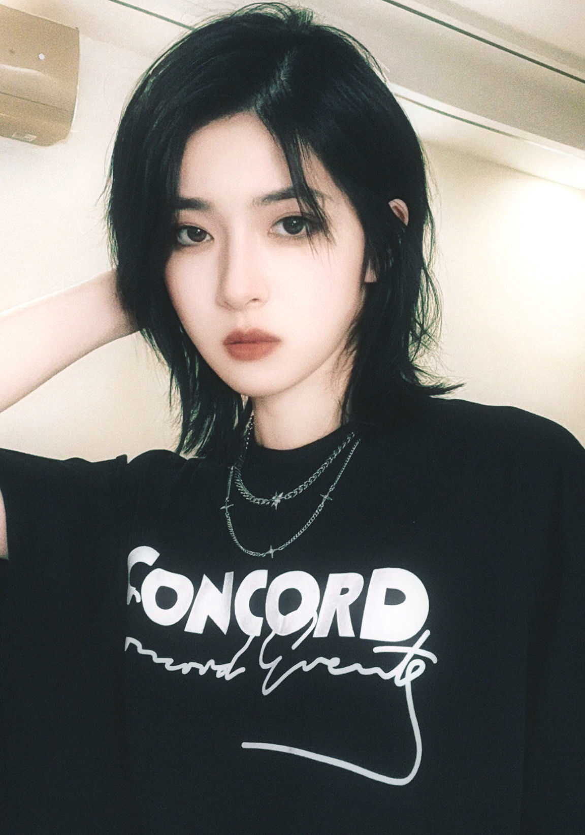 发型的小姐姐比普通的短发看起来高级又很随意圆脸女生也可以很好