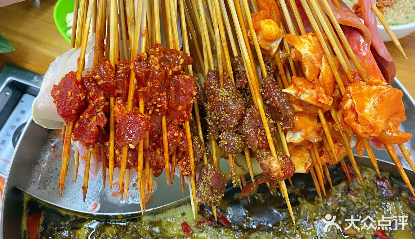 如果你还没吃过胡龙飞酸菜串串，那我会难过～