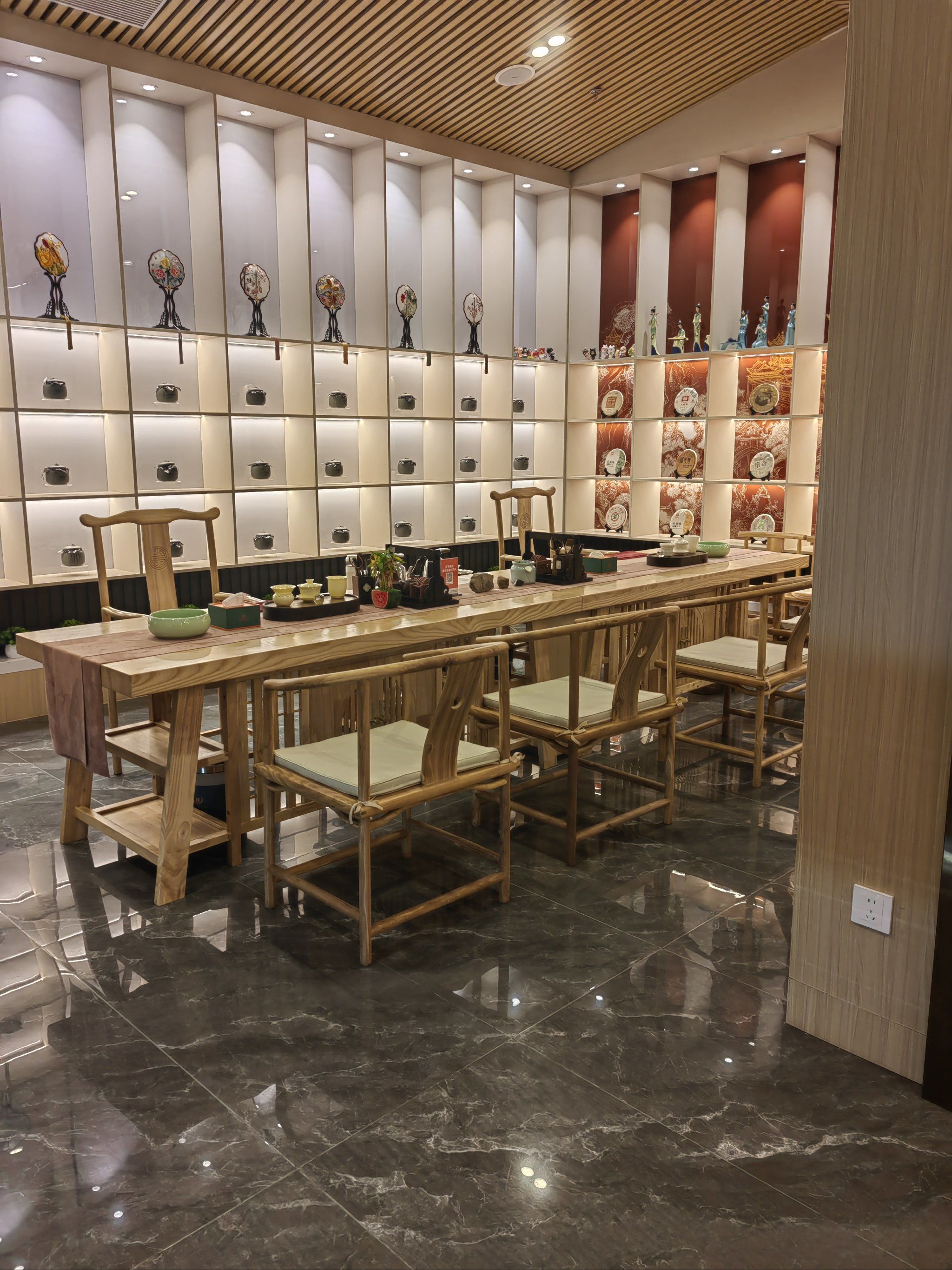 一进大厅就被这里的环境所吸引 超大茶台特有氛围感