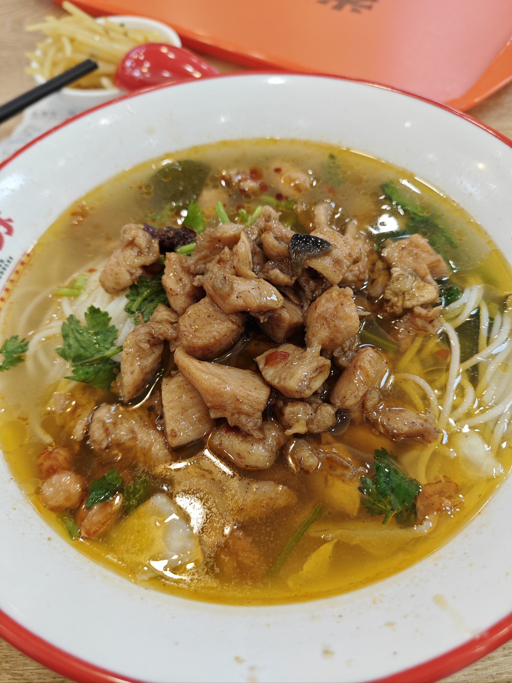 鸡丁米线,不要辣椒,自己单独加了一点点辣