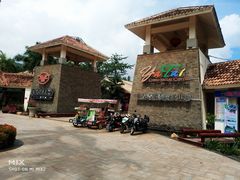 -亚龙湾亚泰商业街