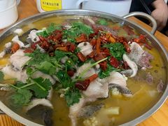 酸菜鱼拼牛肉-胖胖板凳面