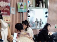 等位区-华春餐馆(鱼山路店)