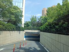 -上海卓越铂尔曼大酒店-地下停车场