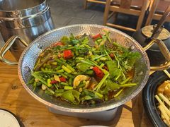 -帅巴人舅母子腊蹄民俗村