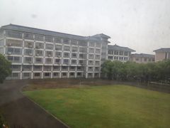 窗外是个中学-苏州三元宾馆(观前街三元坊地铁站店)