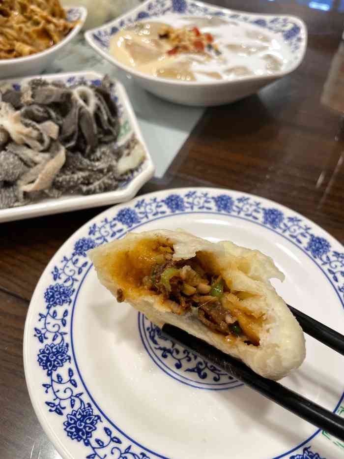 洪记小吃店(牛街店)-"路过买的小吃,两个窗口,一边主要卖牙签肉.