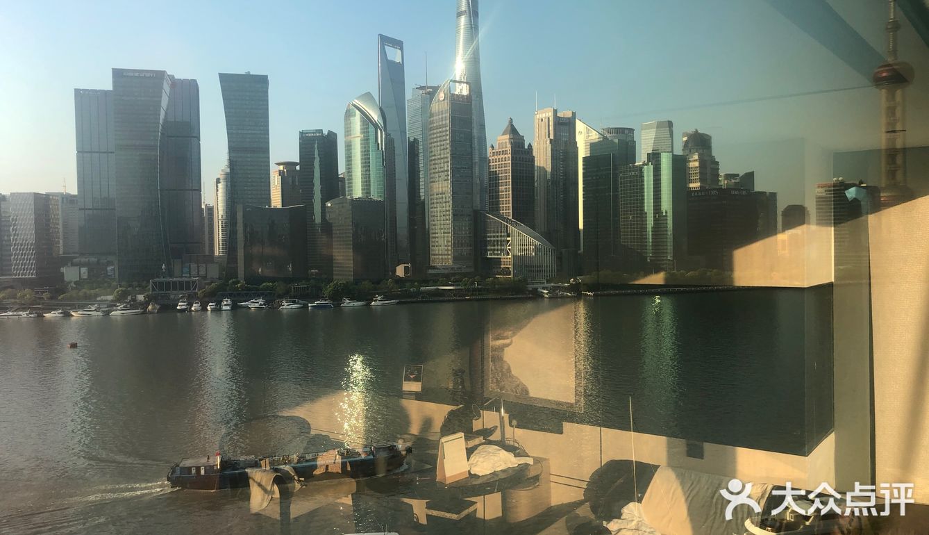 酒店也的确吸引了很多十八线小网红模样的妹子